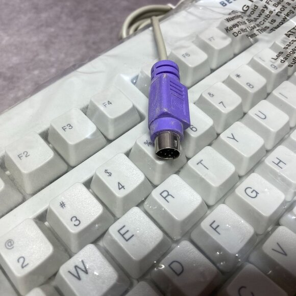 Belkin Classic PS/2 Wired Keyboard White Quiet Type - Picture 3 of 9